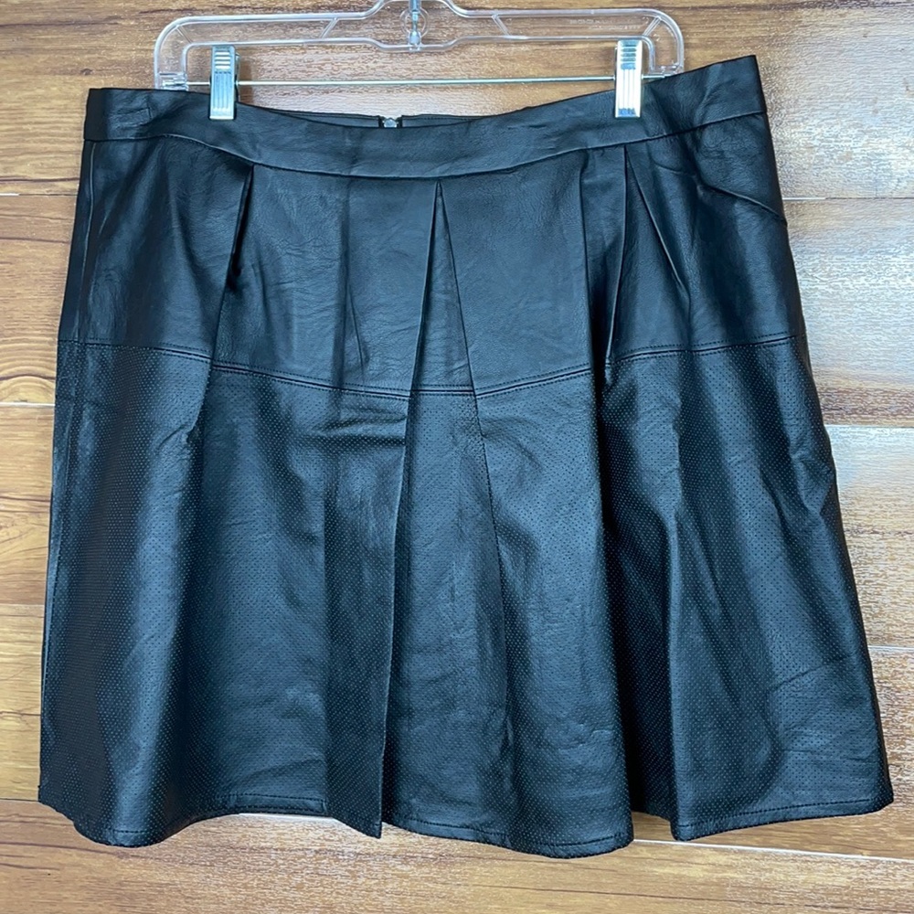 Harve' Benard faux leather women’s skirt size.small,medium,Large,X-Large